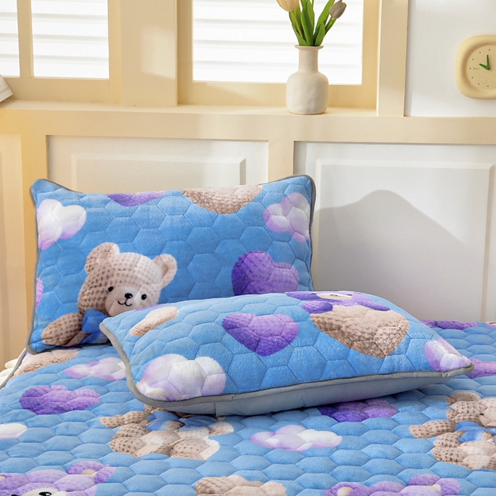 91家纺网 家纺一手货源 找家纺 情煊家纺 2025新款保暖牛奶绒夹棉床笠-花边款 童趣