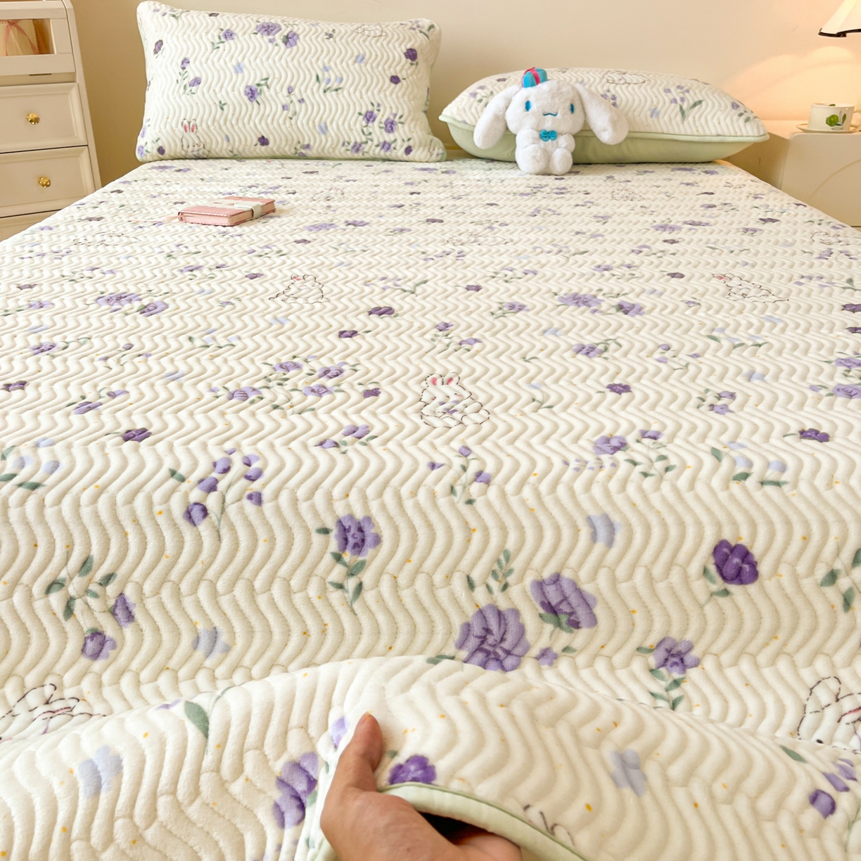 91家纺网 家纺一手货源 找家纺 蓝极人 2025新款牛奶绒印花床盖四季通用 床盖-兔眠花笺