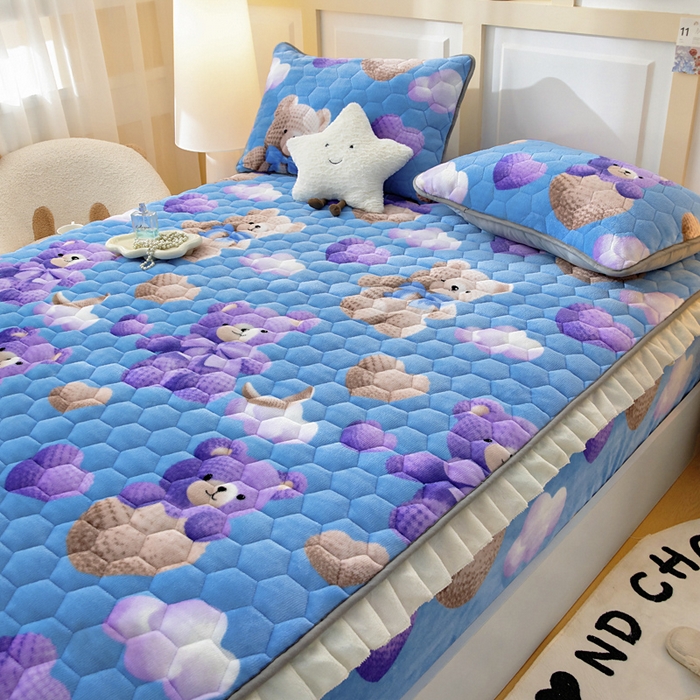 91家纺网 家纺一手货源 找家纺 情煊家纺 2025新款保暖牛奶绒夹棉床笠-花边款 童趣