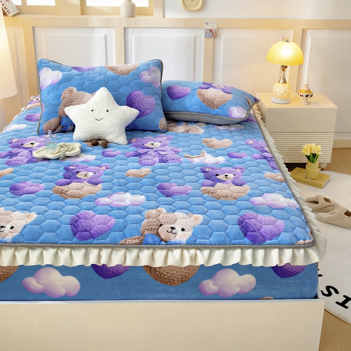 91家纺网 家纺一手货源 找家纺 情煊家纺 2025新款保暖牛奶绒夹棉床笠-花边款 童趣