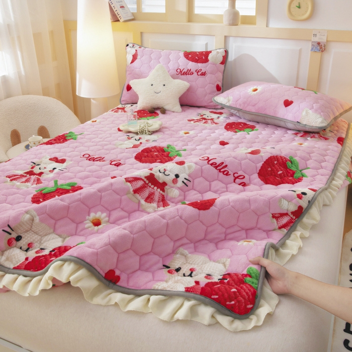 91家纺网 家纺一手货源 找家纺 情煊家纺 2025新款保暖牛奶绒夹棉床笠-花边款 童真