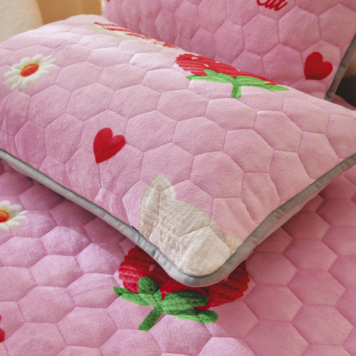 91家纺网 家纺一手货源 找家纺 情煊家纺 2025新款保暖牛奶绒夹棉床笠-花边款 童真