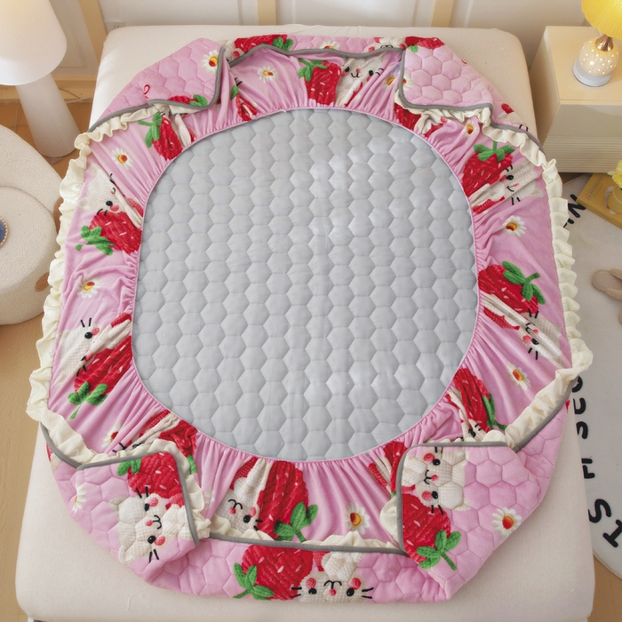 91家纺网 家纺一手货源 找家纺 情煊家纺 2025新款保暖牛奶绒夹棉床笠-花边款 童真