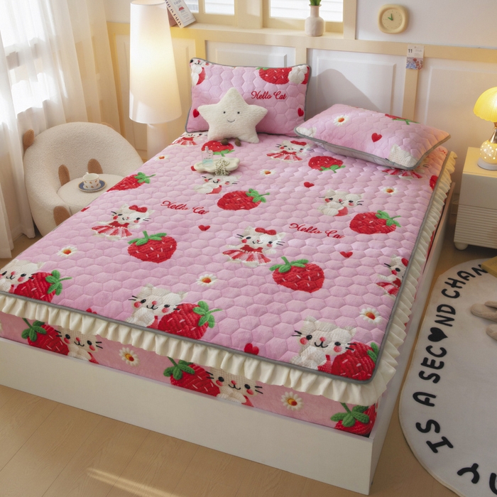 91家纺网 家纺一手货源 找家纺 情煊家纺 2025新款保暖牛奶绒夹棉床笠-花边款 童真