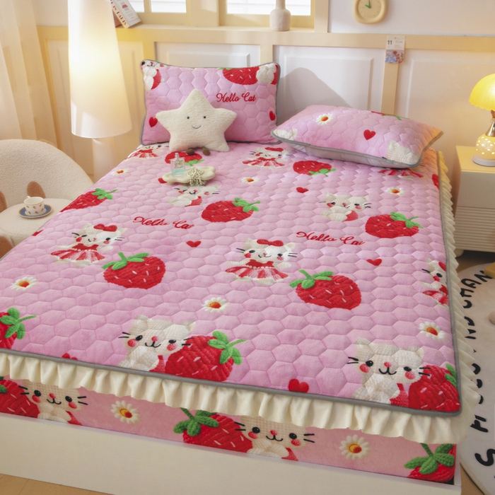 91家纺网 家纺一手货源 找家纺 情煊家纺 2025新款保暖牛奶绒夹棉床笠-花边款 童真