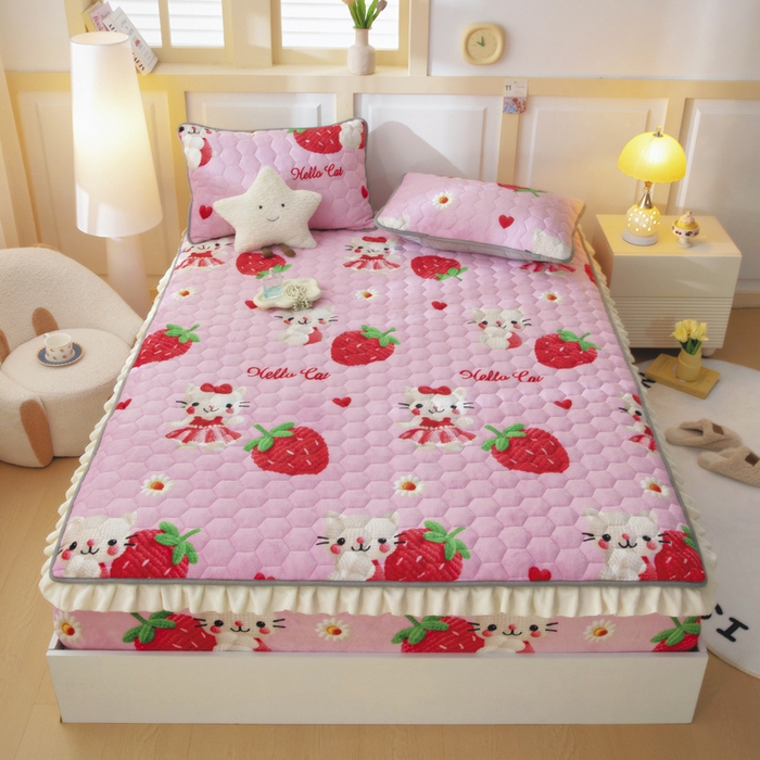 91家纺网 家纺一手货源 找家纺 情煊家纺 2025新款保暖牛奶绒夹棉床笠-花边款 童真