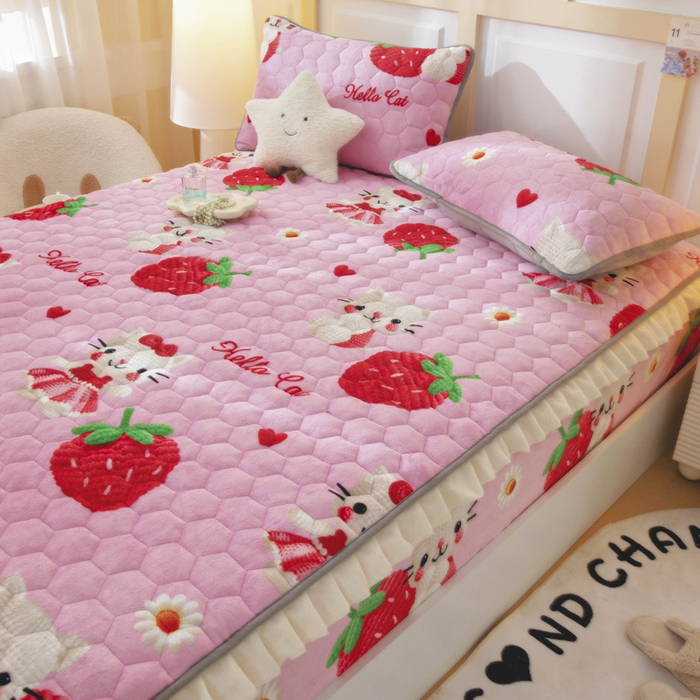 91家纺网 家纺一手货源 找家纺 情煊家纺 2025新款保暖牛奶绒夹棉床笠-花边款 童真