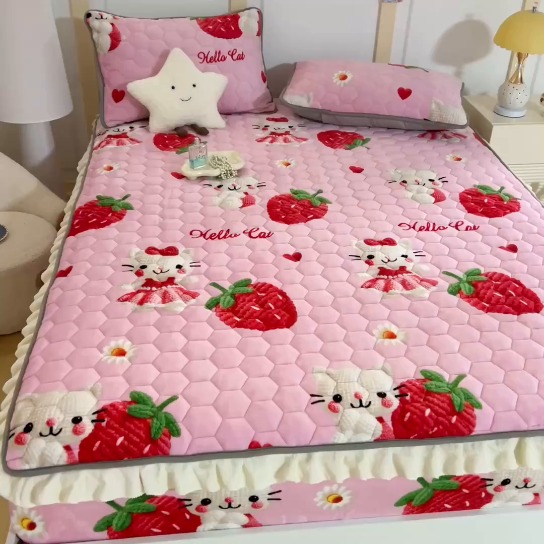 91家纺网 家纺一手货源 找家纺 情煊家纺 2025新款保暖牛奶绒夹棉床笠-花边款 童真