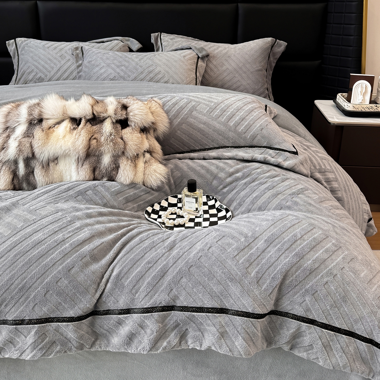 91家纺网 家纺一手货源 找家纺 家居1号家纺 2025新款230克全消光牛奶绒剪花四件套-暖意 暖意-绅士灰