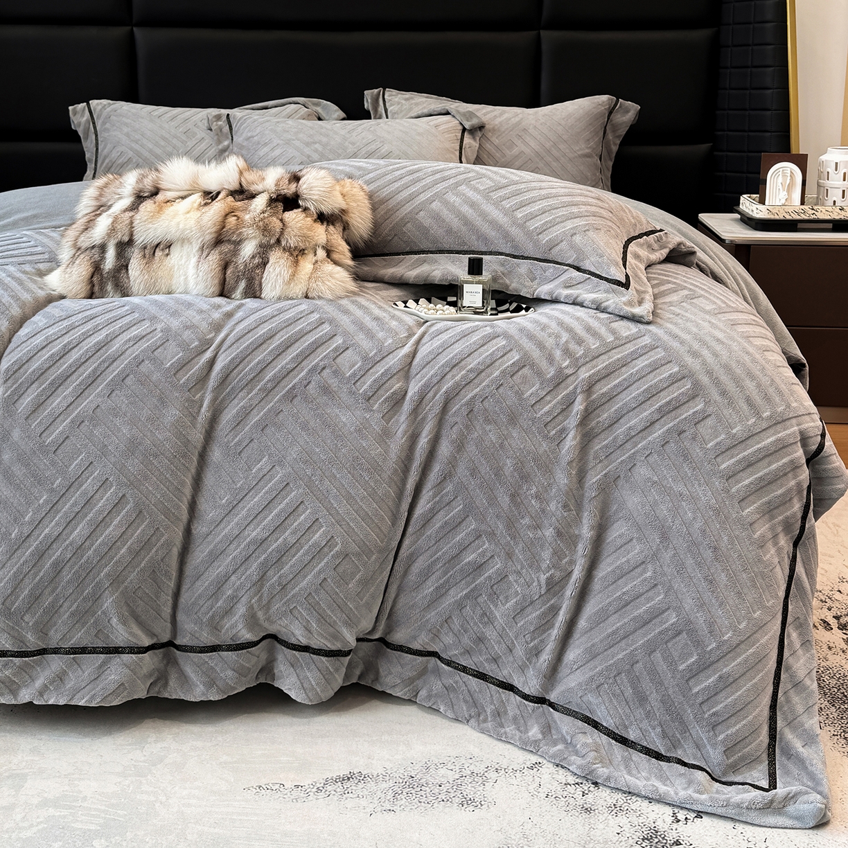 91家纺网 家纺一手货源 找家纺 家居1号家纺 2025新款230克全消光牛奶绒剪花四件套-暖意 暖意-绅士灰