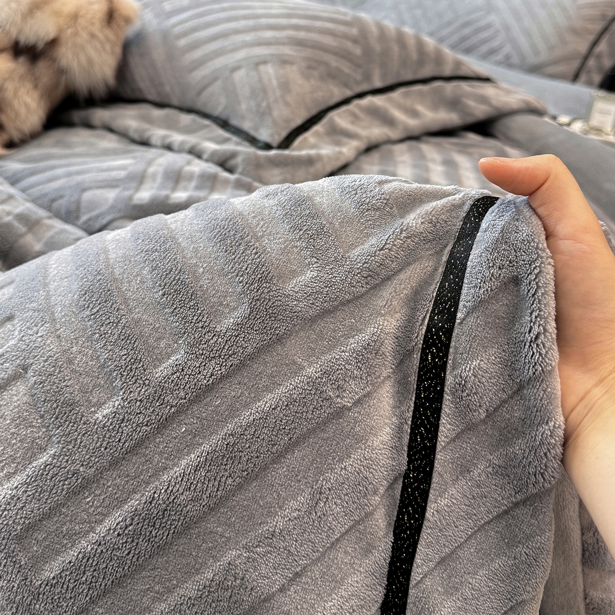 91家纺网 家纺一手货源 找家纺 家居1号家纺 2025新款230克全消光牛奶绒剪花四件套-暖意 暖意-绅士灰