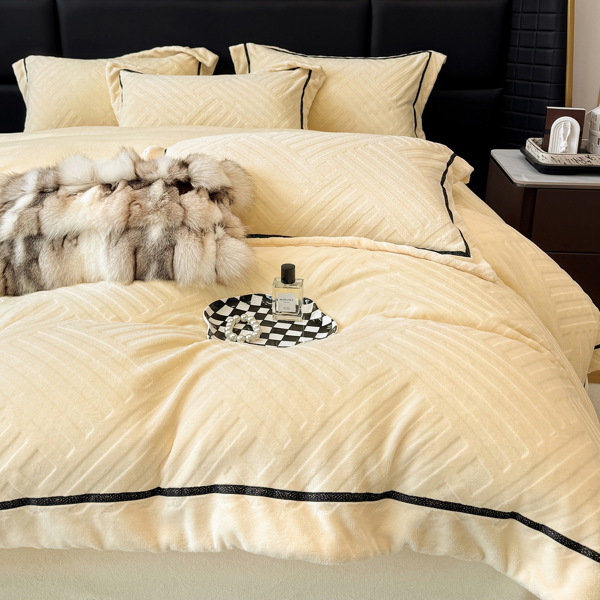 91家纺网 家纺一手货源 找家纺 家居1号家纺 2025新款230克全消光牛奶绒剪花四件套-暖意 暖意-奶白