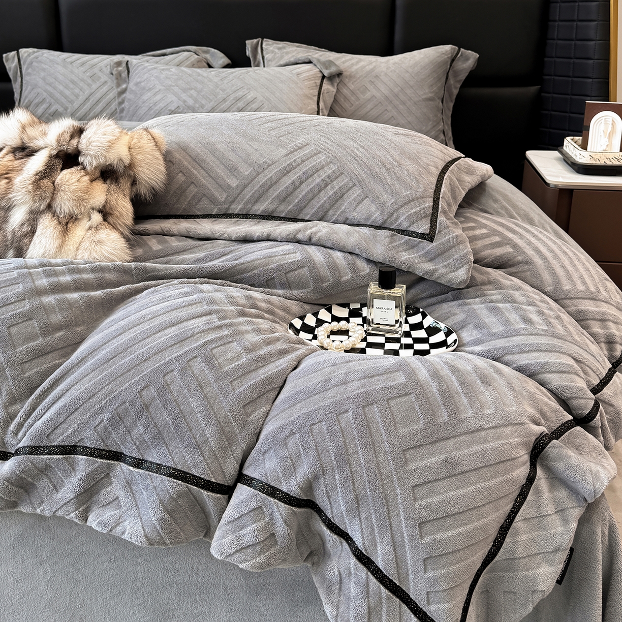 91家纺网 家纺一手货源 找家纺 家居1号家纺 2025新款230克全消光牛奶绒剪花四件套-暖意 暖意-绅士灰