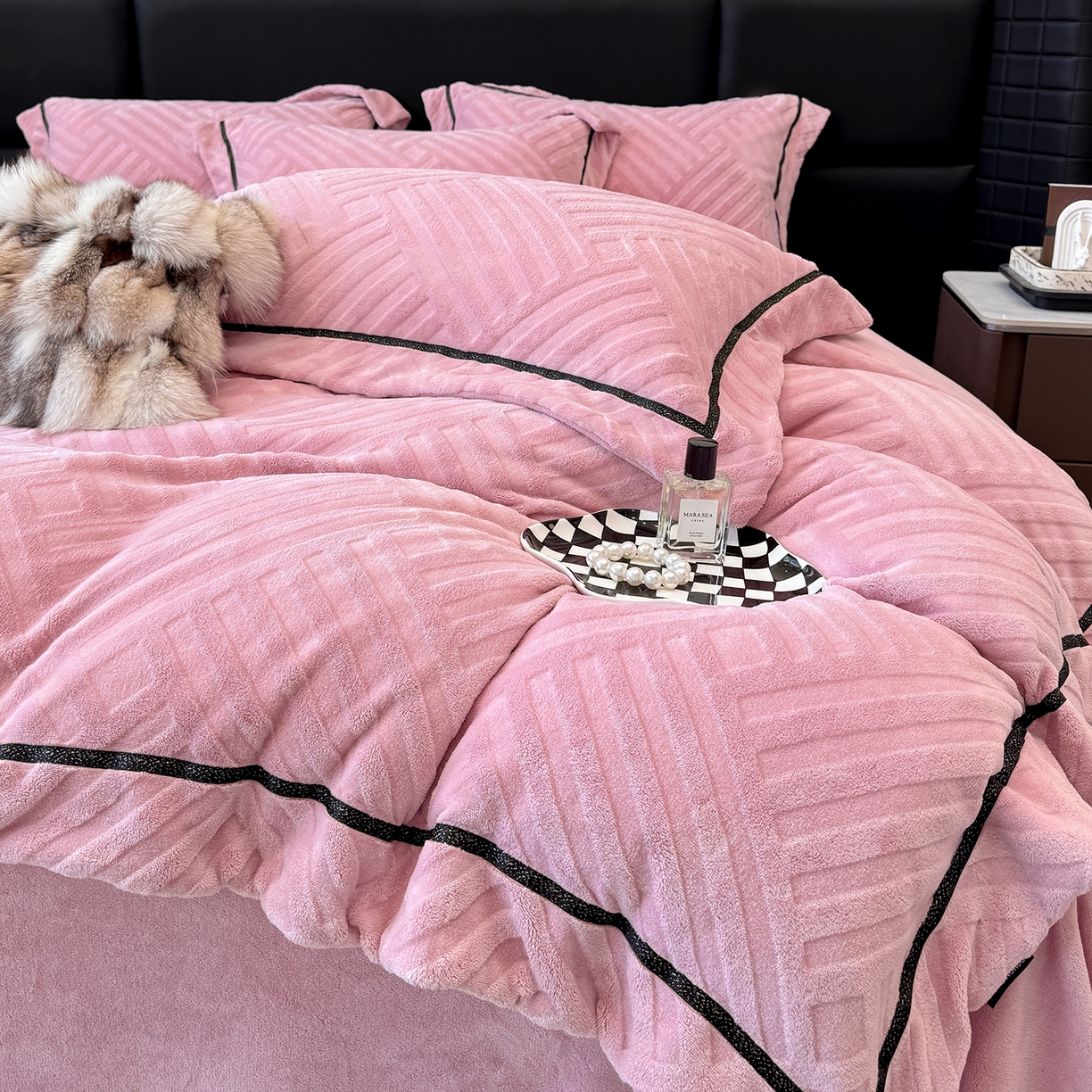 91家纺网 家纺一手货源 找家纺 家居1号家纺 2025新款230克全消光牛奶绒剪花四件套-暖意 暖意-豆沙