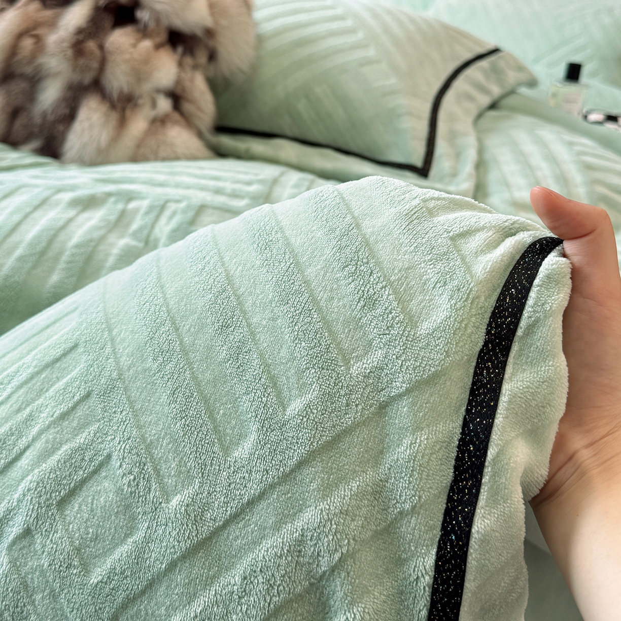 91家纺网 家纺一手货源 找家纺 家居1号家纺 2025新款230克全消光牛奶绒剪花四件套-暖意 暖意-果绿