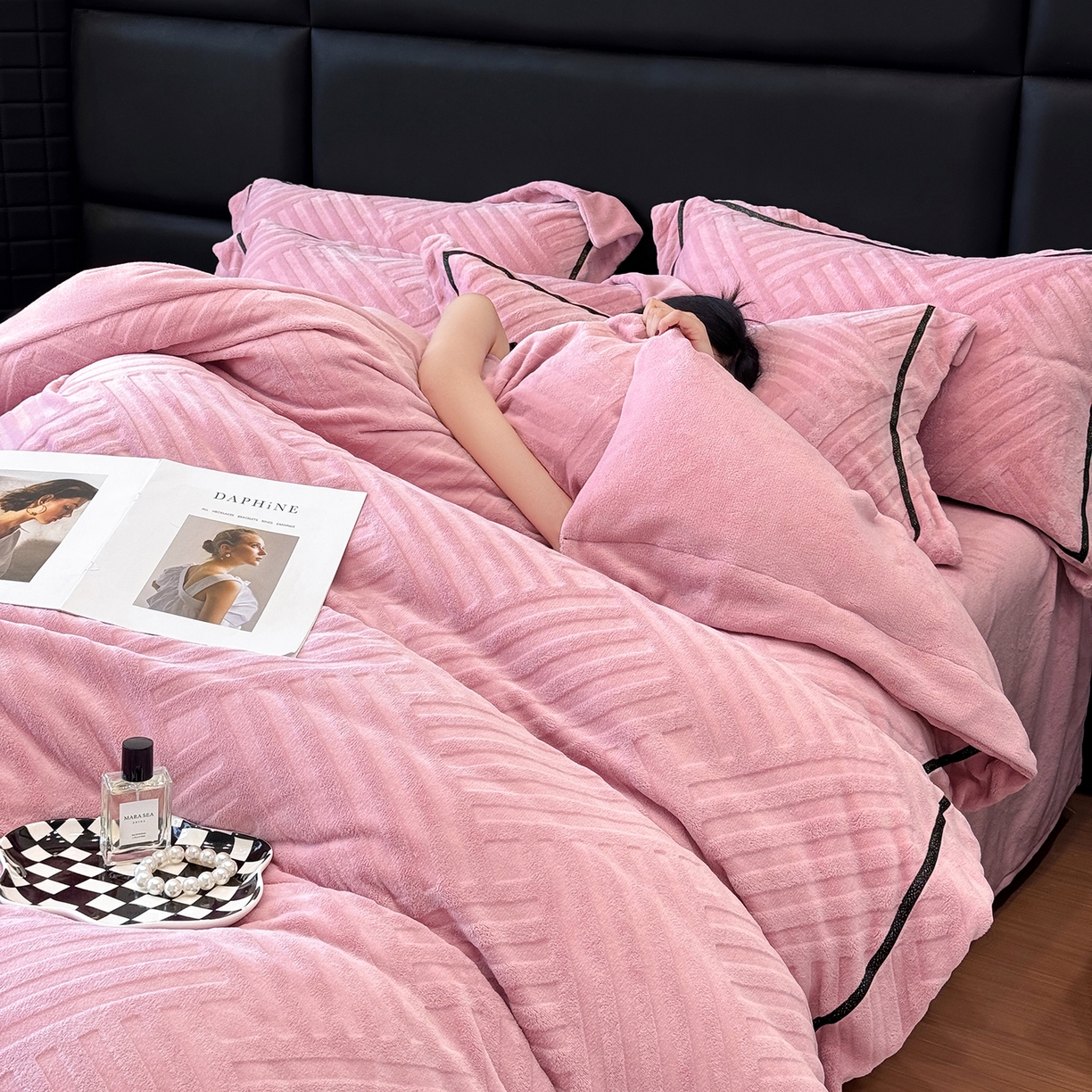 91家纺网 家纺一手货源 找家纺 家居1号家纺 2025新款230克全消光牛奶绒剪花四件套-暖意 暖意-豆沙