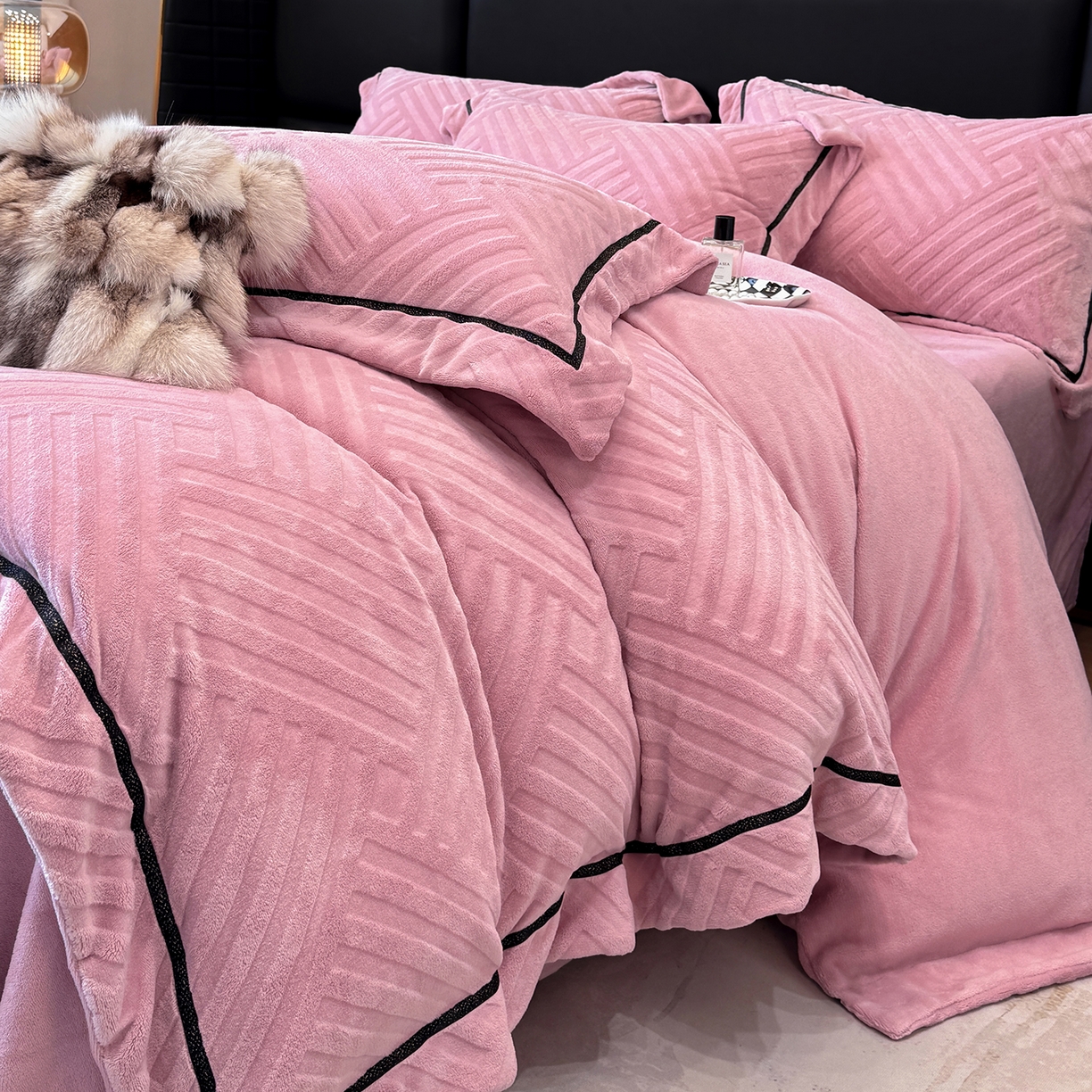 91家纺网 家纺一手货源 找家纺 家居1号家纺 2025新款230克全消光牛奶绒剪花四件套-暖意 暖意-豆沙