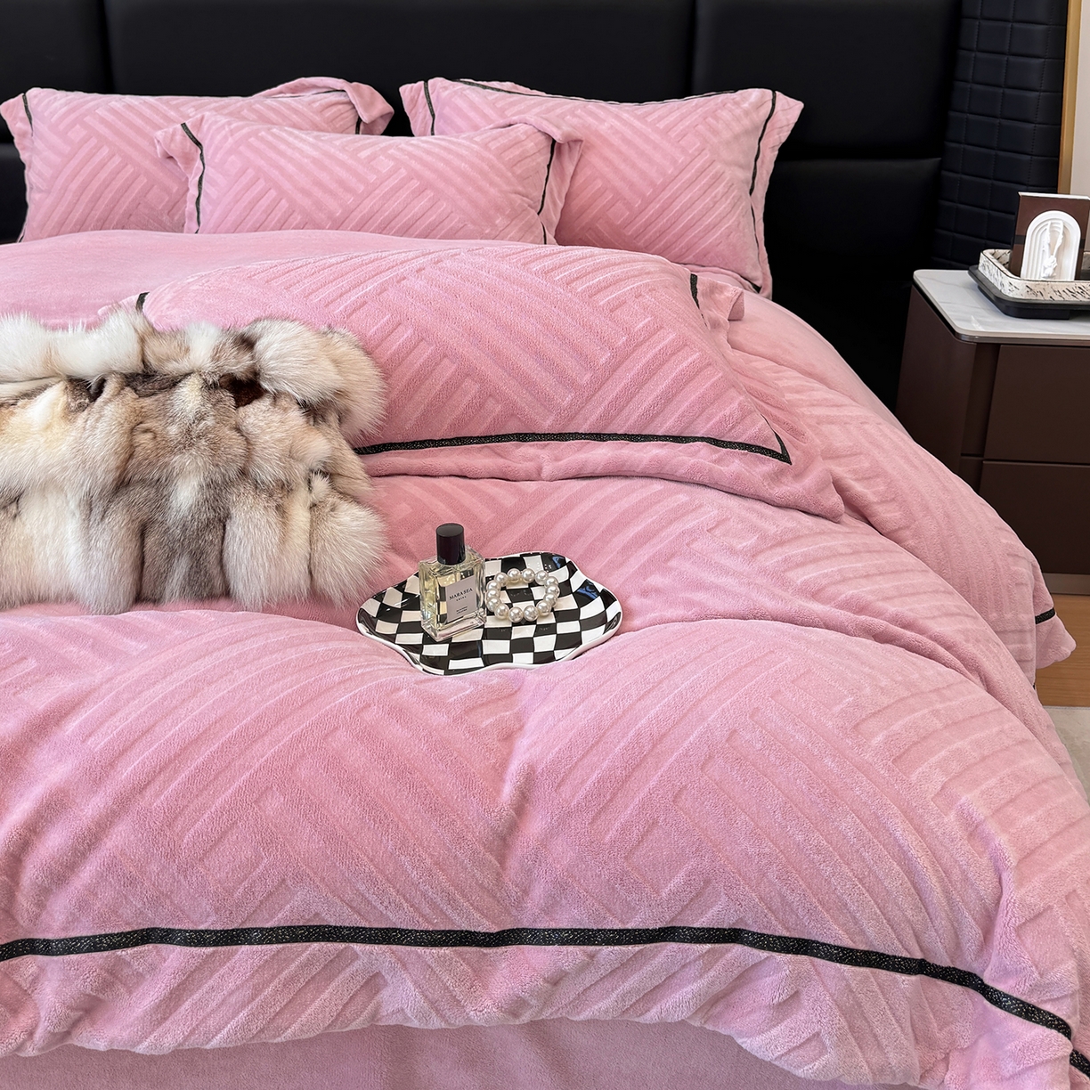 91家纺网 家纺一手货源 找家纺 家居1号家纺 2025新款230克全消光牛奶绒剪花四件套-暖意 暖意-豆沙