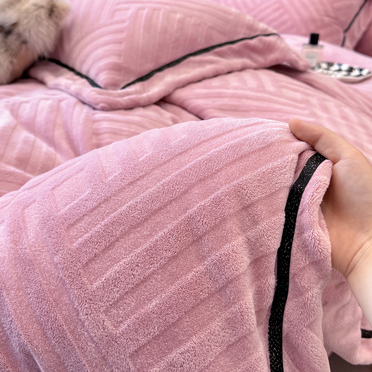 91家纺网 家纺一手货源 找家纺 家居1号家纺 2025新款230克全消光牛奶绒剪花四件套-暖意 暖意-豆沙