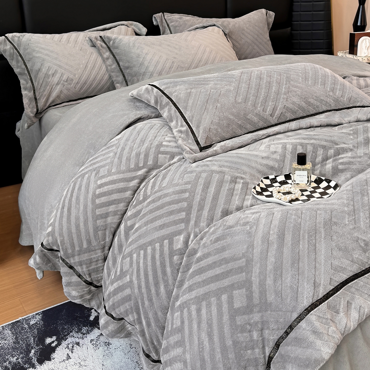 91家纺网 家纺一手货源 找家纺 家居1号家纺 2025新款230克全消光牛奶绒剪花四件套-暖意 暖意-绅士灰