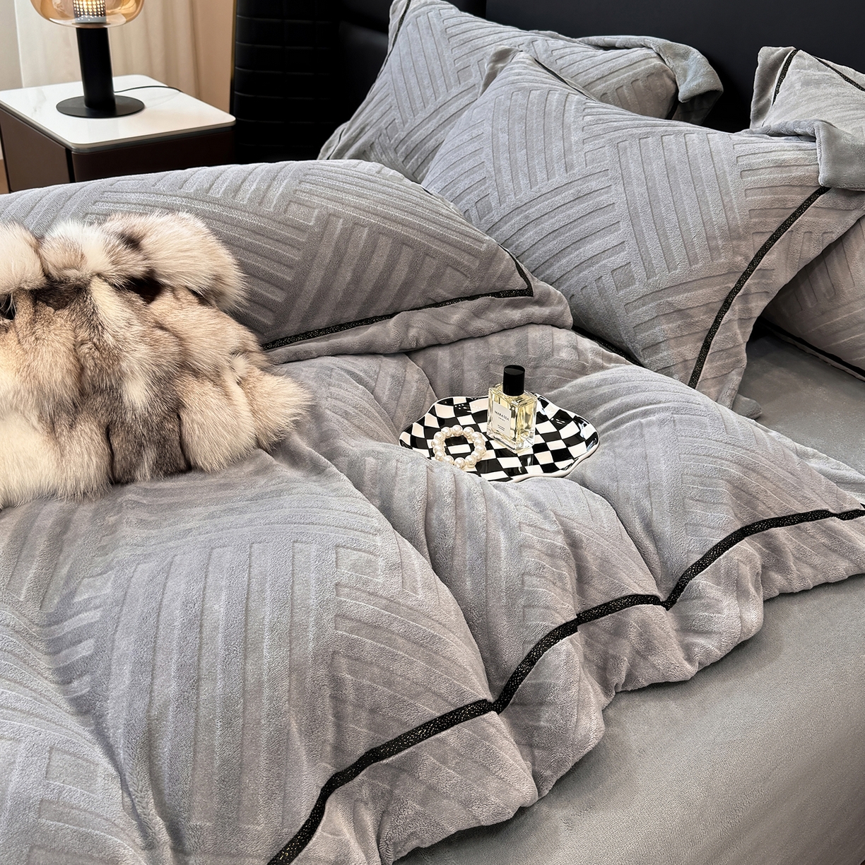 91家纺网 家纺一手货源 找家纺 家居1号家纺 2025新款230克全消光牛奶绒剪花四件套-暖意 暖意-绅士灰