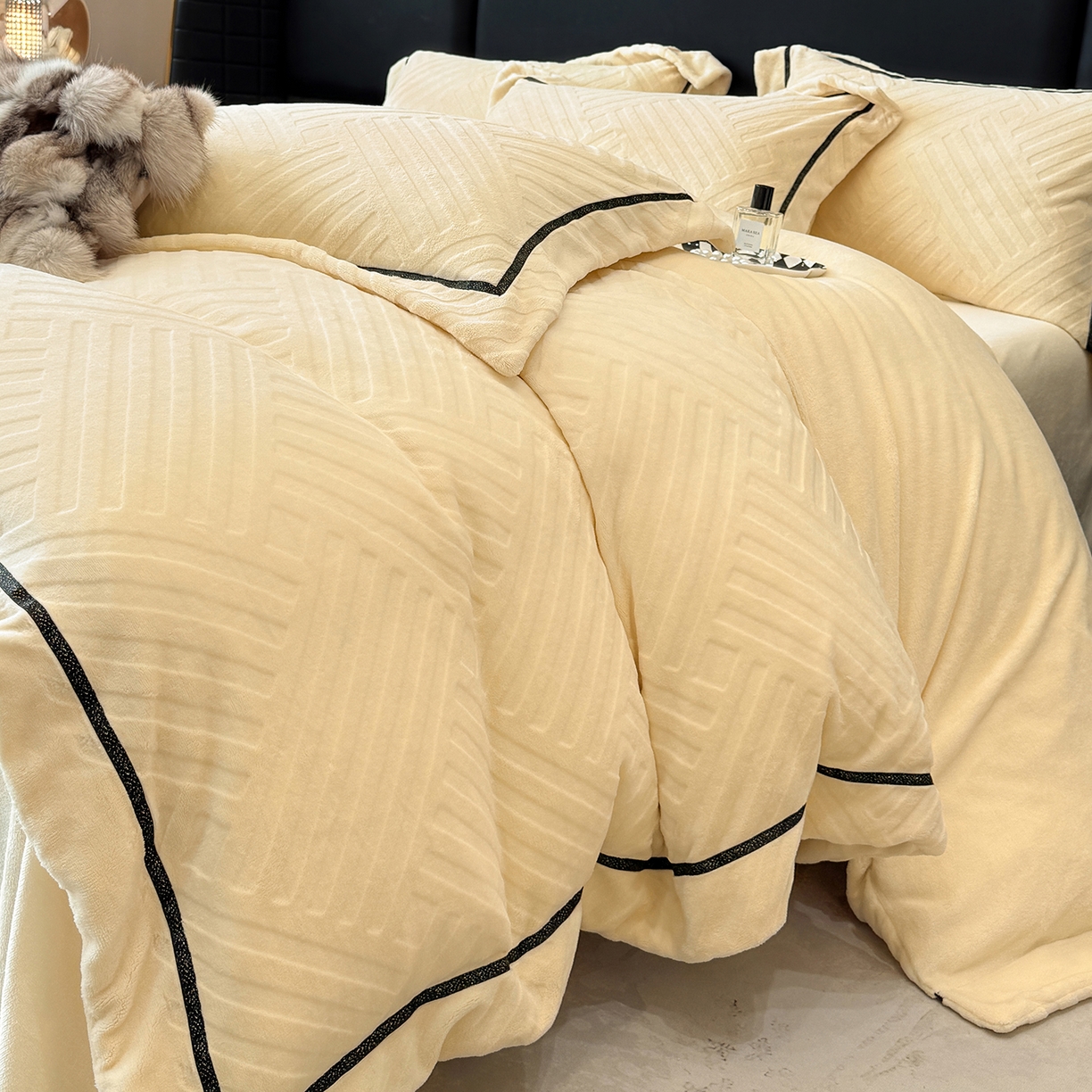 91家纺网 家纺一手货源 找家纺 家居1号家纺 2025新款230克全消光牛奶绒剪花四件套-暖意 暖意-奶白