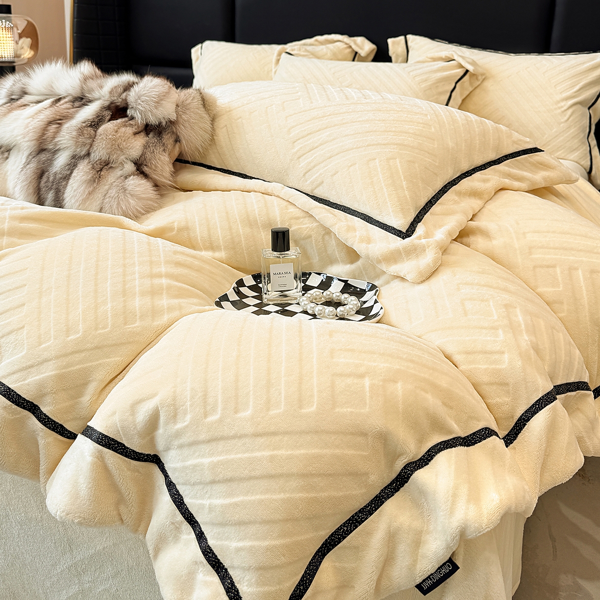 91家纺网 家纺一手货源 找家纺 家居1号家纺 2025新款230克全消光牛奶绒剪花四件套-暖意 暖意-奶白