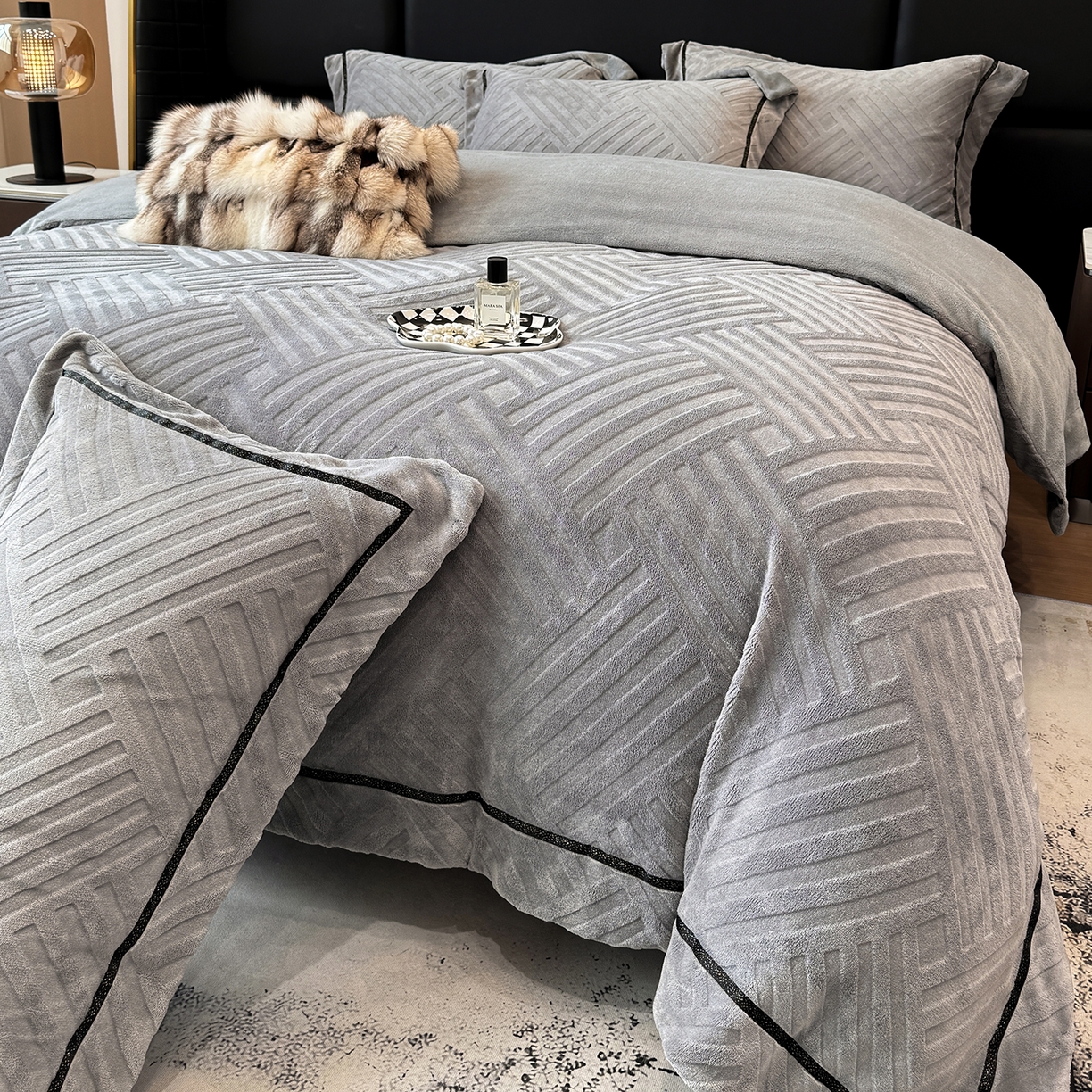 91家纺网 家纺一手货源 找家纺 家居1号家纺 2025新款230克全消光牛奶绒剪花四件套-暖意 暖意-绅士灰