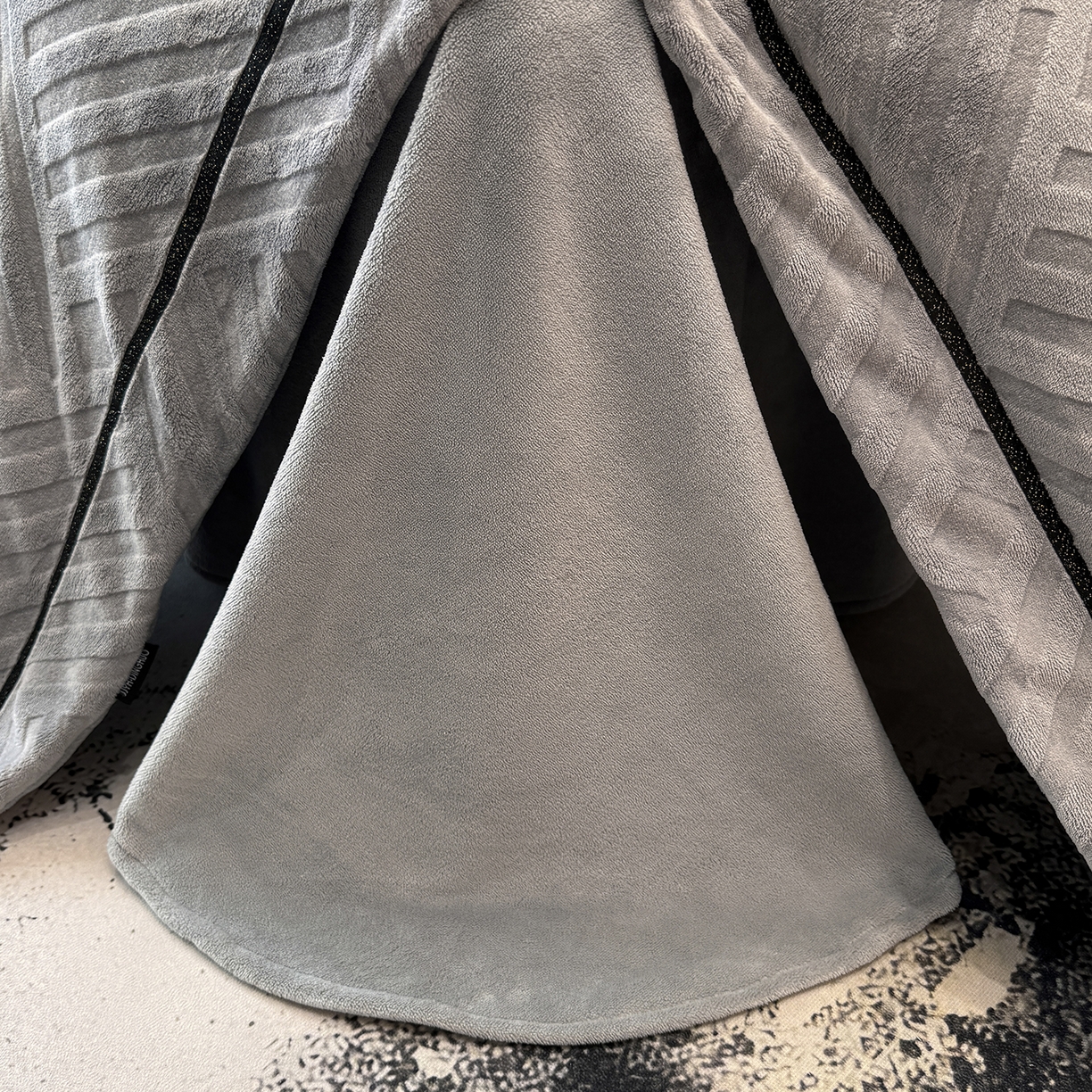 91家纺网 家纺一手货源 找家纺 家居1号家纺 2025新款230克全消光牛奶绒剪花四件套-暖意 暖意-绅士灰