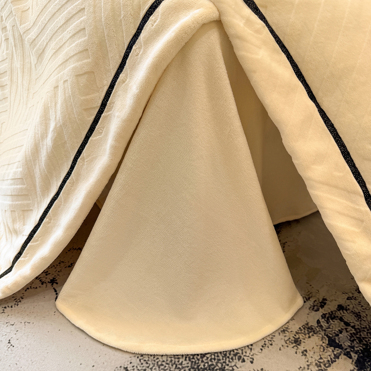 91家纺网 家纺一手货源 找家纺 家居1号家纺 2025新款230克全消光牛奶绒剪花四件套-暖意 暖意-奶白