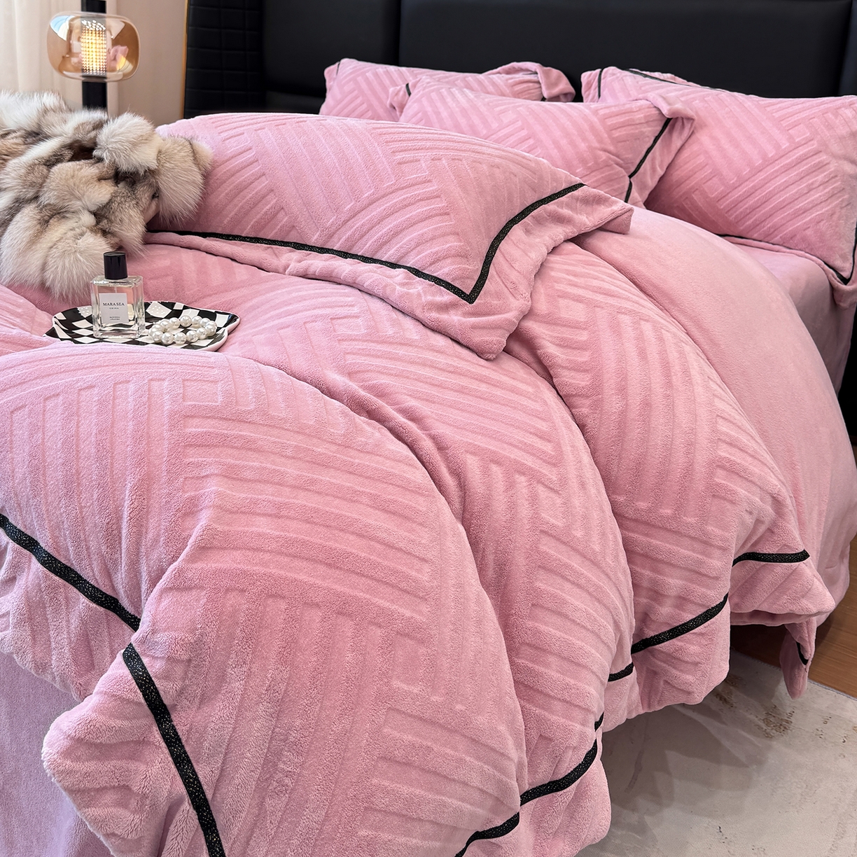 91家纺网 家纺一手货源 找家纺 （总）家居1号家纺 2025新款230克全消光牛奶绒剪花四件套-暖意