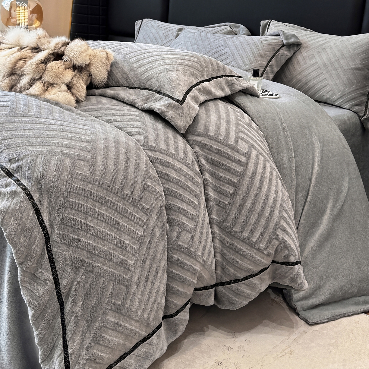 91家纺网 家纺一手货源 找家纺 家居1号家纺 2025新款230克全消光牛奶绒剪花四件套-暖意 暖意-绅士灰