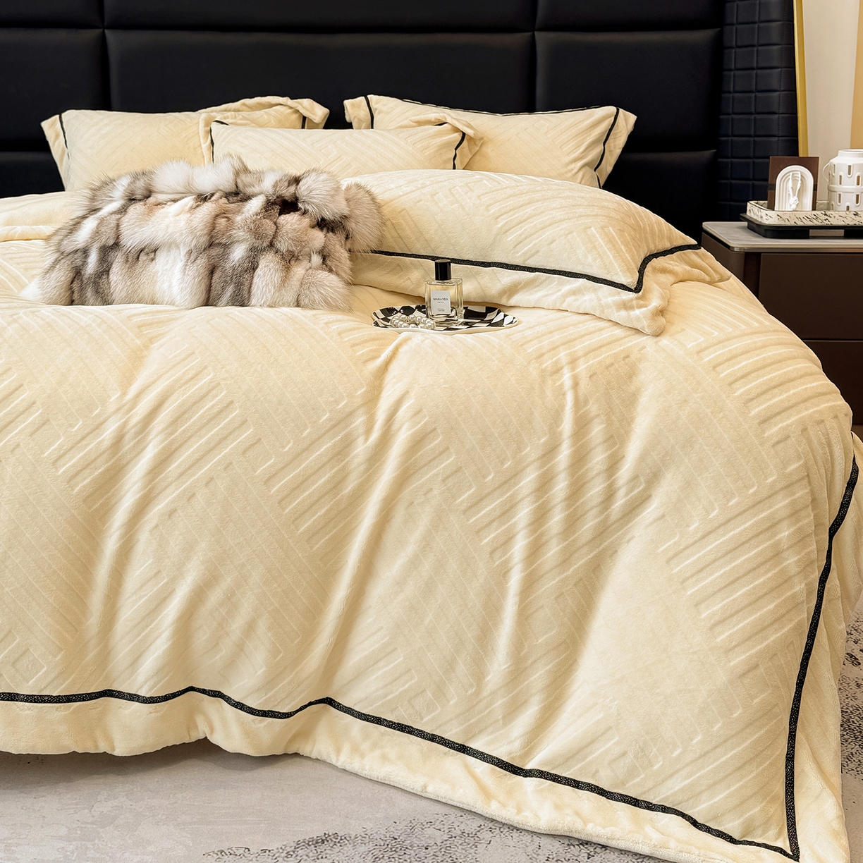 91家纺网 家纺一手货源 找家纺 家居1号家纺 2025新款230克全消光牛奶绒剪花四件套-暖意 暖意-奶白