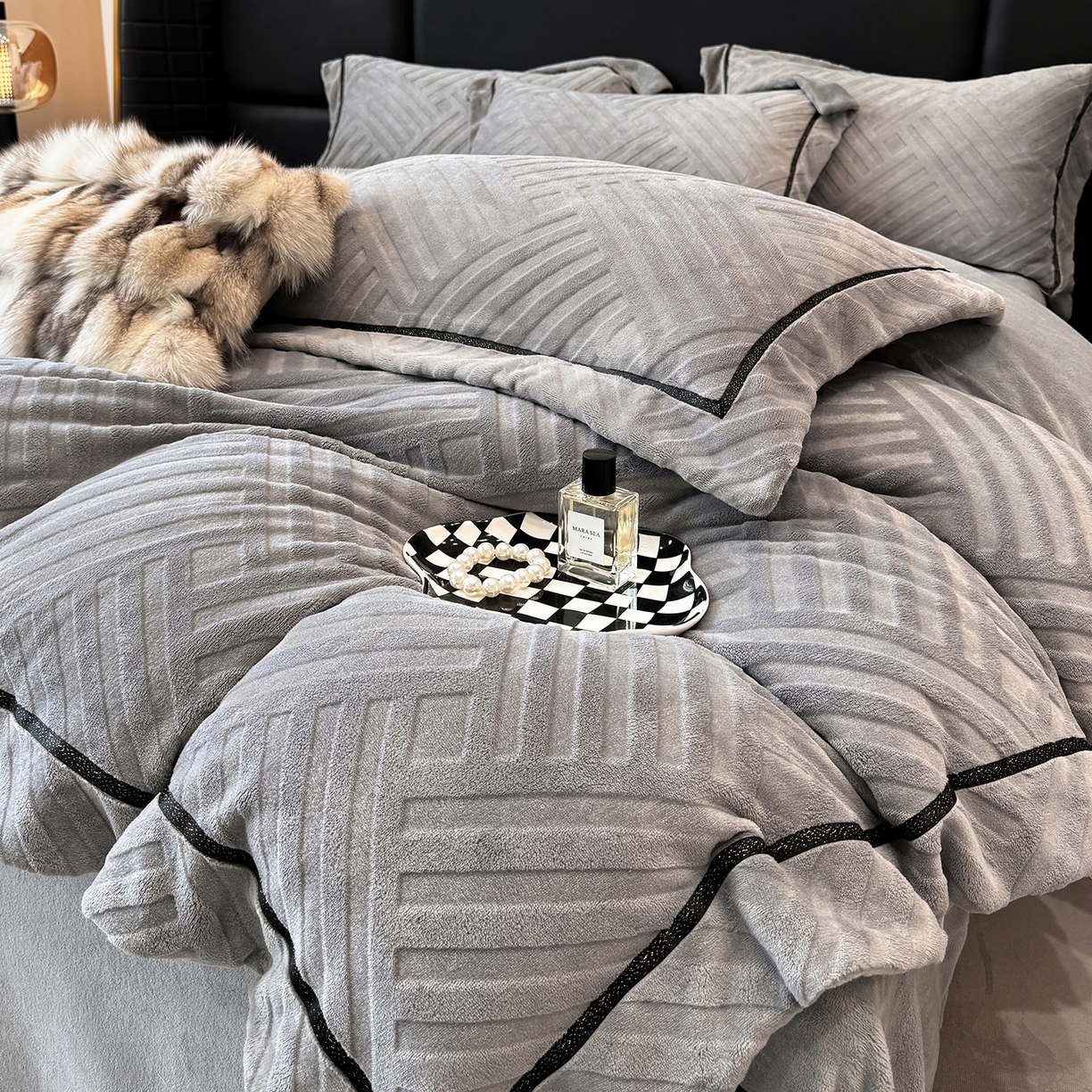 91家纺网 家纺一手货源 找家纺 家居1号家纺 2025新款230克全消光牛奶绒剪花四件套-暖意 暖意-绅士灰