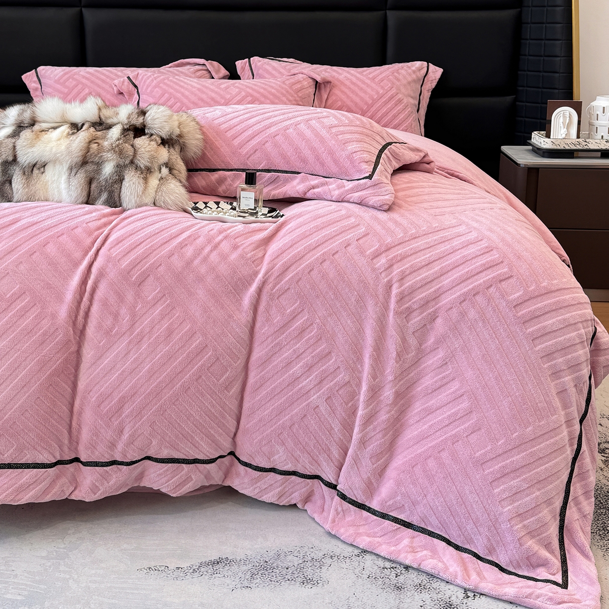 91家纺网 家纺一手货源 找家纺 家居1号家纺 2025新款230克全消光牛奶绒剪花四件套-暖意 暖意-豆沙