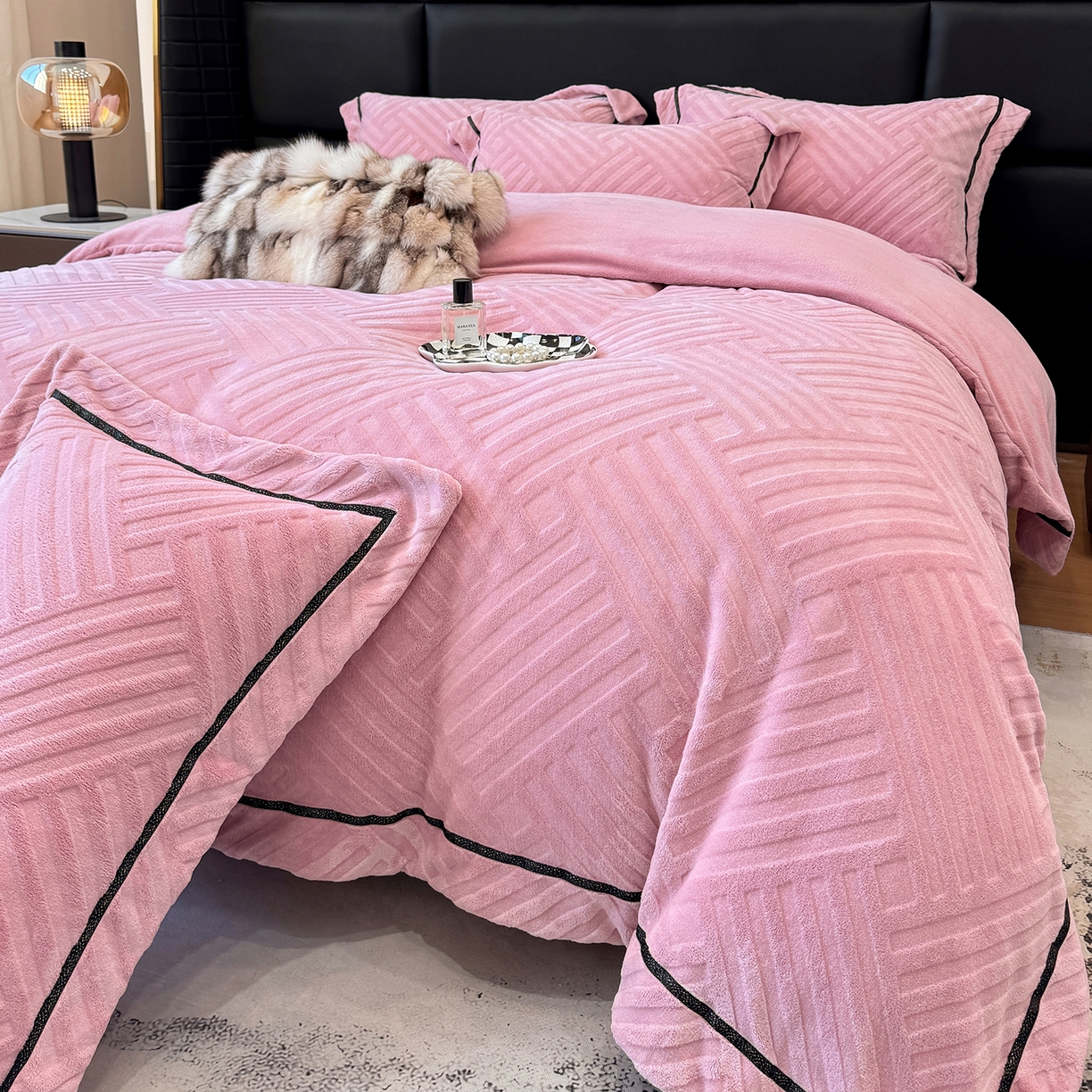 91家纺网 家纺一手货源 找家纺 （总）家居1号家纺 2025新款230克全消光牛奶绒剪花四件套-暖意