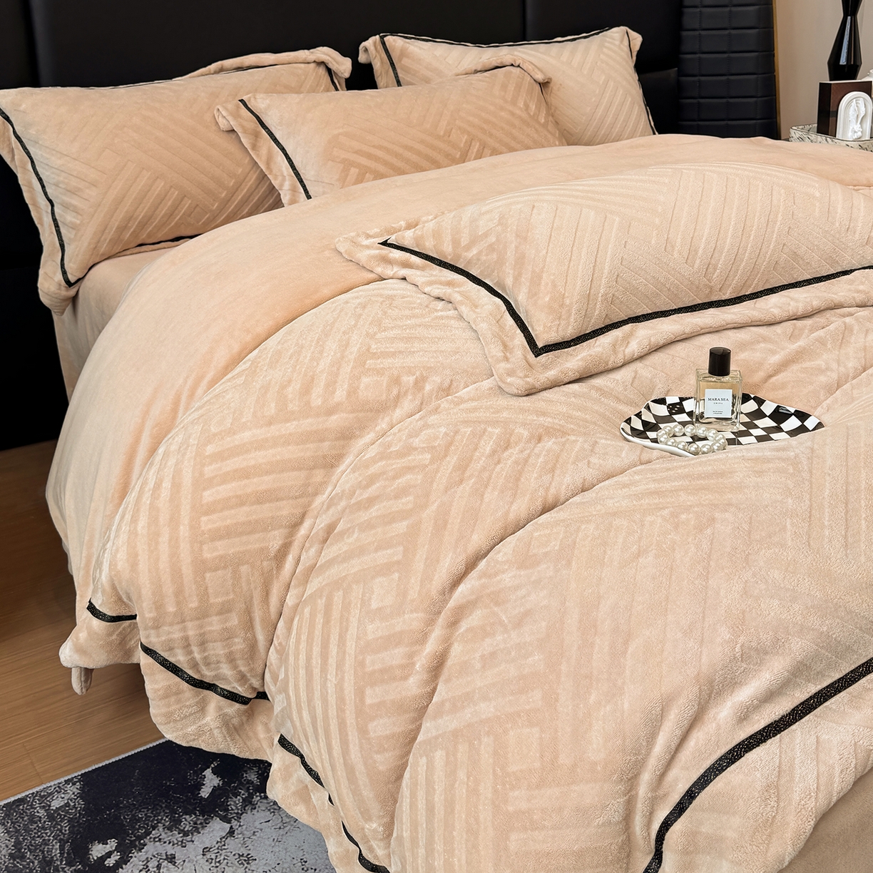 91家纺网 家纺一手货源 找家纺 家居1号家纺 2025新款230克全消光牛奶绒剪花四件套-暖意 暖意-香槟金