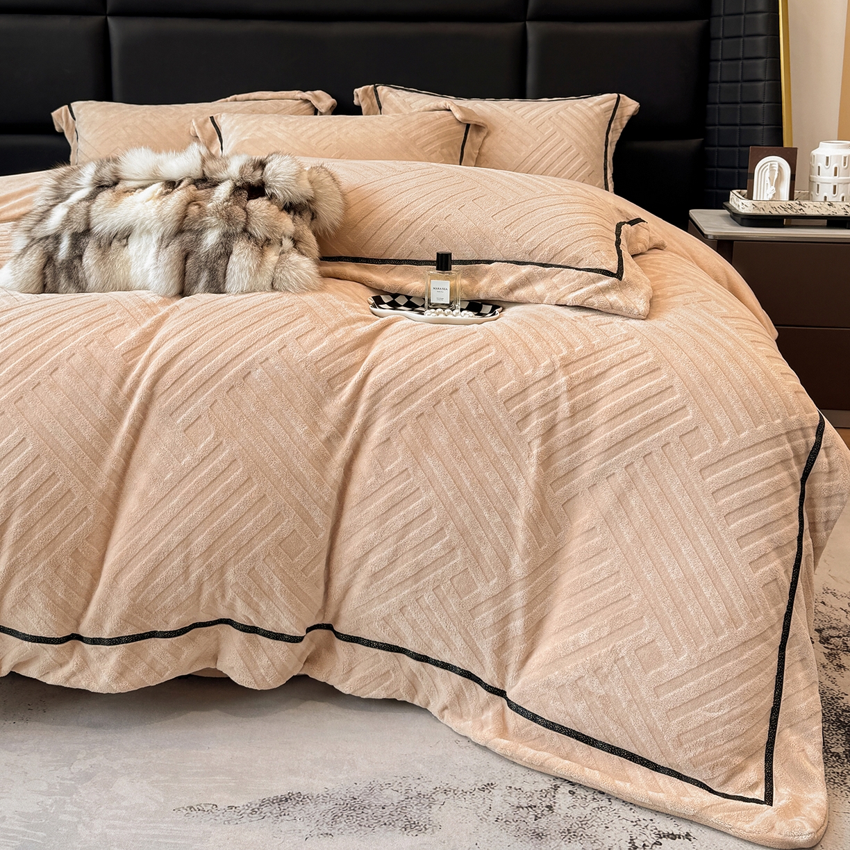 91家纺网 家纺一手货源 找家纺 家居1号家纺 2025新款230克全消光牛奶绒剪花四件套-暖意 暖意-香槟金