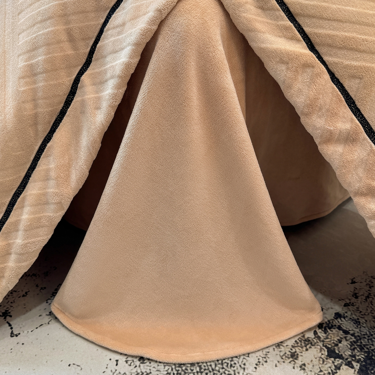 91家纺网 家纺一手货源 找家纺 家居1号家纺 2025新款230克全消光牛奶绒剪花四件套-暖意 暖意-香槟金