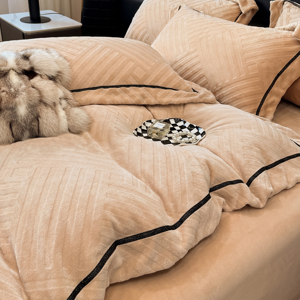 91家纺网 家纺一手货源 找家纺 家居1号家纺 2025新款230克全消光牛奶绒剪花四件套-暖意 暖意-香槟金