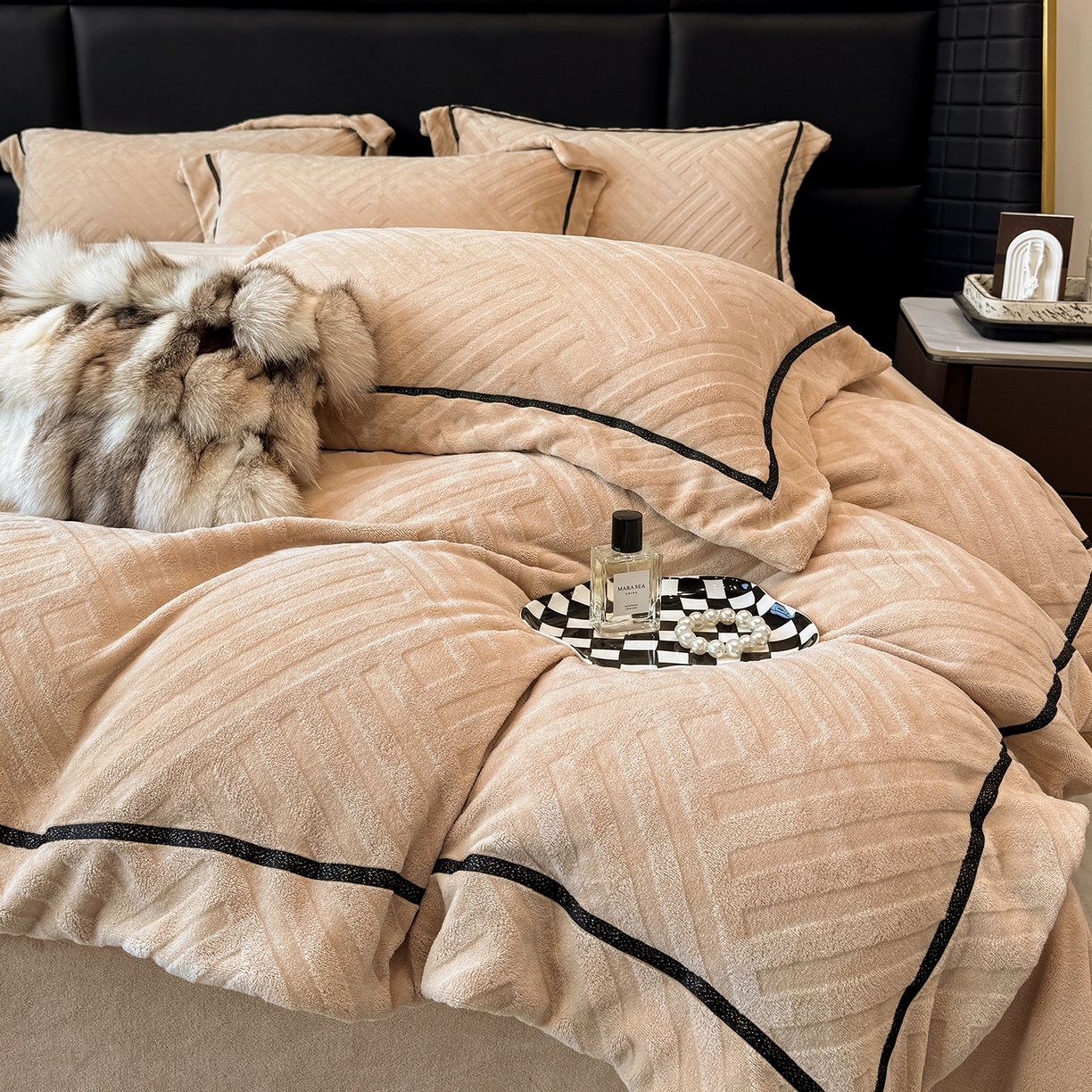 91家纺网 家纺一手货源 找家纺 家居1号家纺 2025新款230克全消光牛奶绒剪花四件套-暖意 暖意-香槟金