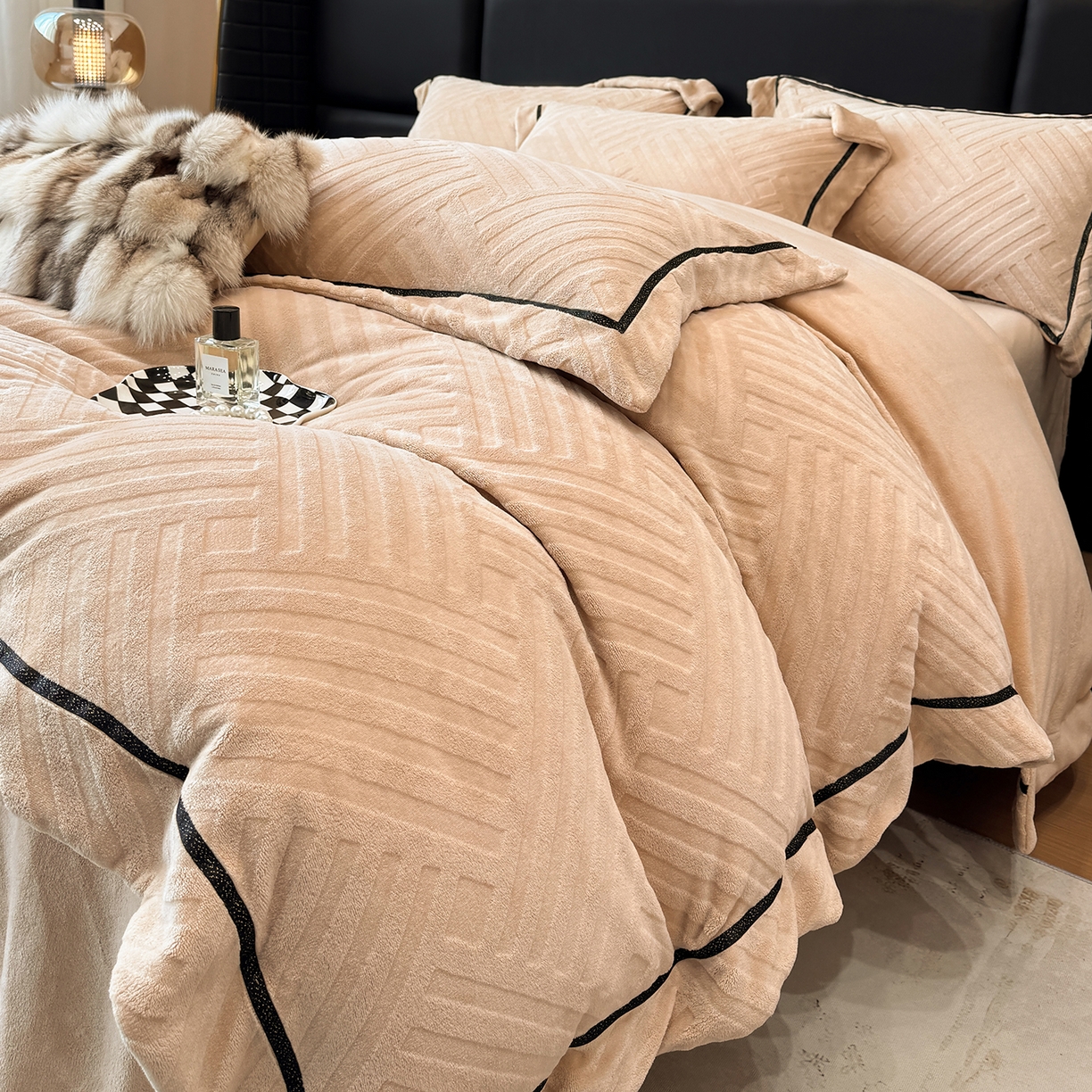 91家纺网 家纺一手货源 找家纺 家居1号家纺 2025新款230克全消光牛奶绒剪花四件套-暖意 暖意-香槟金