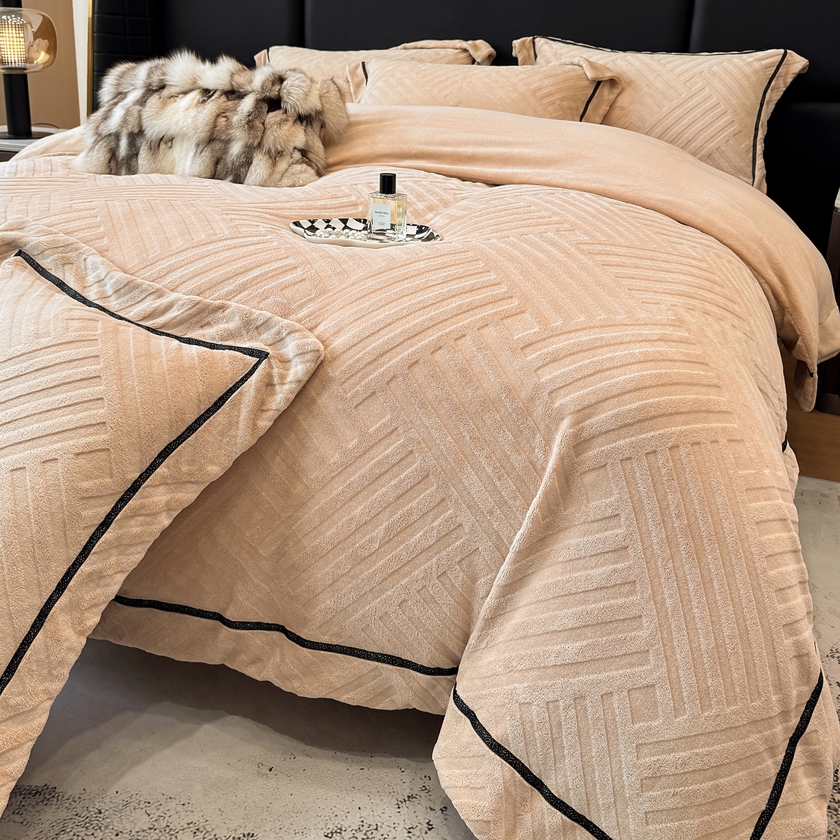 91家纺网 家纺一手货源 找家纺 家居1号家纺 2025新款230克全消光牛奶绒剪花四件套-暖意 暖意-香槟金