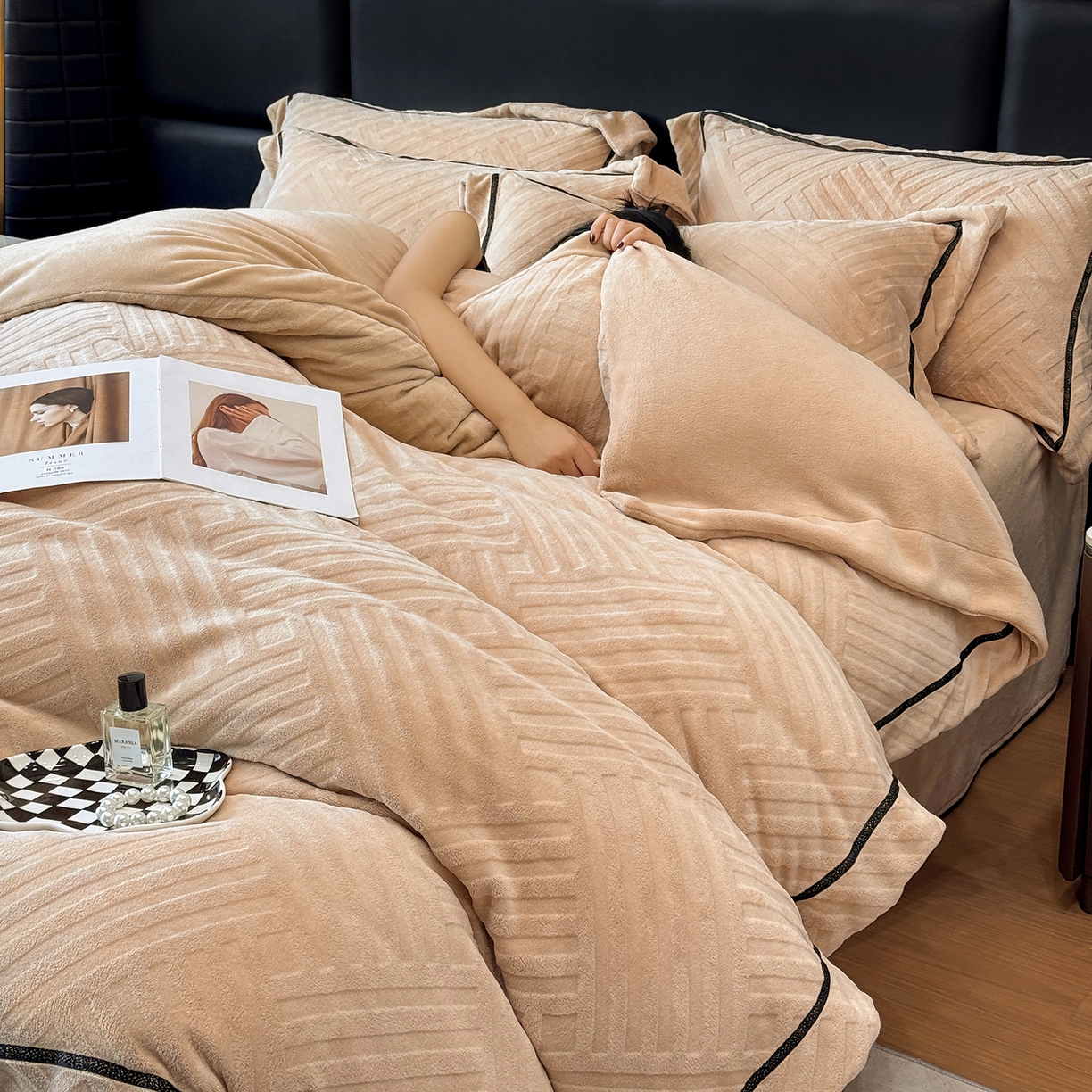 91家纺网 家纺一手货源 找家纺 家居1号家纺 2025新款230克全消光牛奶绒剪花四件套-暖意 暖意-香槟金