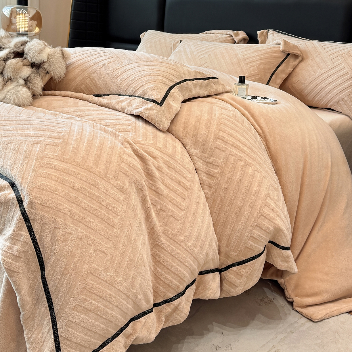 91家纺网 家纺一手货源 找家纺 家居1号家纺 2025新款230克全消光牛奶绒剪花四件套-暖意 暖意-香槟金