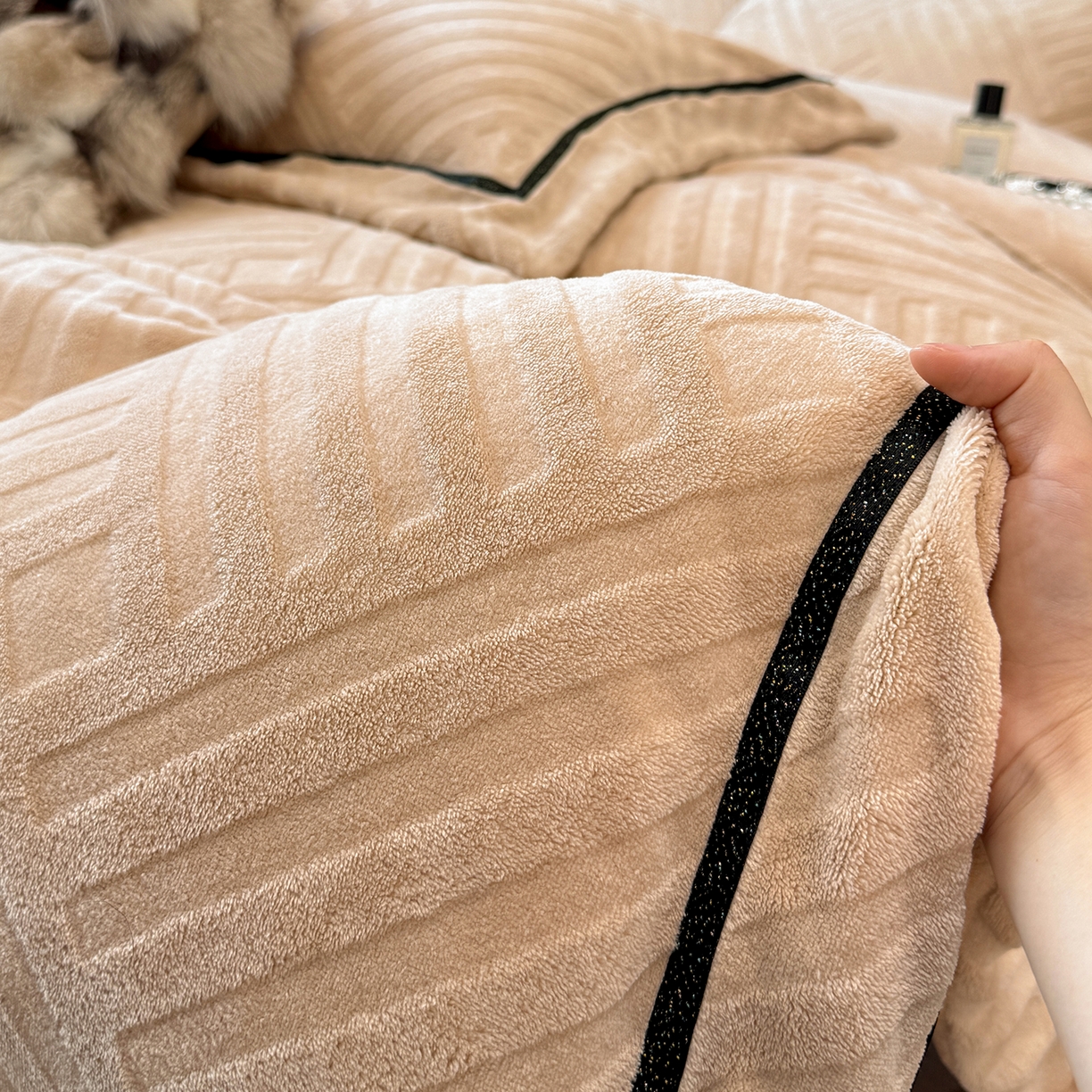 91家纺网 家纺一手货源 找家纺 家居1号家纺 2025新款230克全消光牛奶绒剪花四件套-暖意 暖意-香槟金