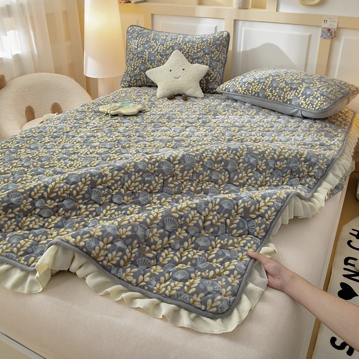 91家纺网 家纺一手货源 找家纺 情煊家纺 2025新款保暖牛奶绒夹棉床笠-花边款 银杏叶