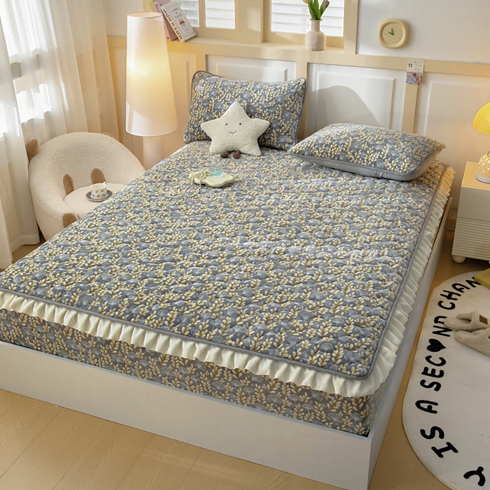 91家纺网 家纺一手货源 找家纺 情煊家纺 2025新款保暖牛奶绒夹棉床笠-花边款 银杏叶