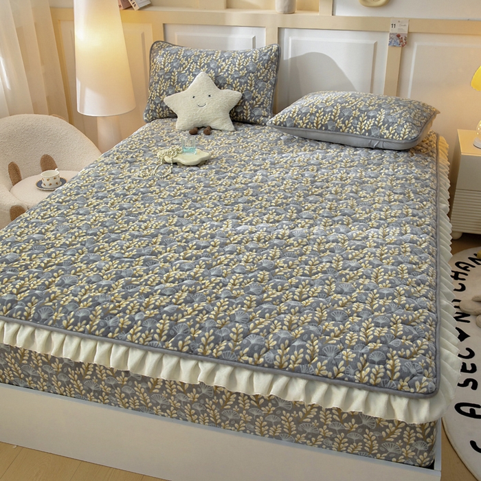 91家纺网 家纺一手货源 找家纺 情煊家纺 2025新款保暖牛奶绒夹棉床笠-花边款 银杏叶