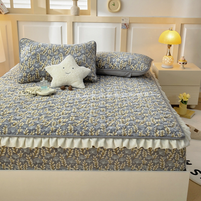 91家纺网 家纺一手货源 找家纺 情煊家纺 2025新款保暖牛奶绒夹棉床笠-花边款 银杏叶